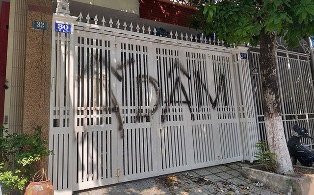 
Nhà ông Linh tại Đà Nẵng bị bôi bẩn, xịt sơn lên cổng.
