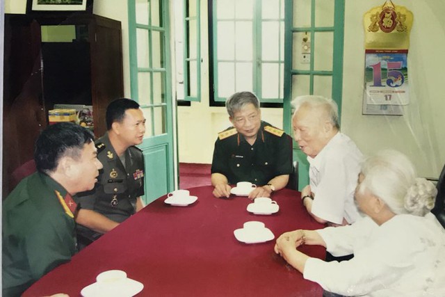 Đại tướng Lê Đức Anh (thứ hai từ phải sang) cùng phu nhân trong một lần tiếp khách tại nhà số 5A, Hoàng Diệu. Ảnh: Tư liệu gia đình.