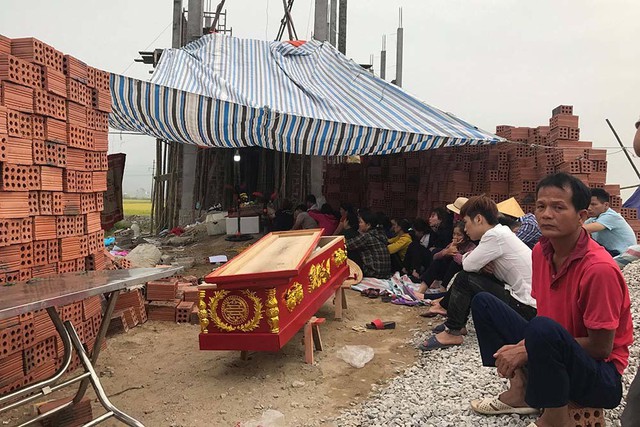 Người nhà mang thi thể nạn nhân đến nhà ông Minh phản đối