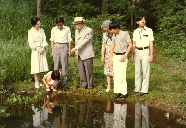 Gia đình nhỏ của Thái tử Akihito tại biệt thự hoàng gia Nasu, tháng 7/1978. (Ảnh: Kyodonews)