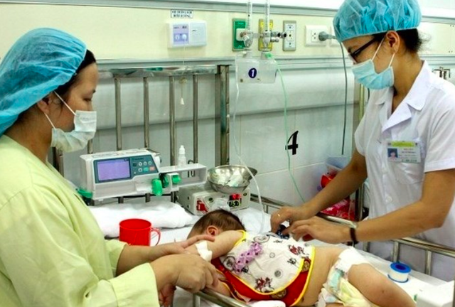 
Chăm sóc trẻ bị viêm màng não tại Bệnh viện Nhi Trung ương. Ảnh: TL
