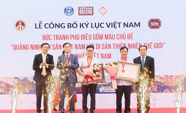 Lễ công bố bức phù điêu gốm màu tại Quảng Ninh đạt kỷ lục Việt Nam. Ảnh: Toàn-Tuân