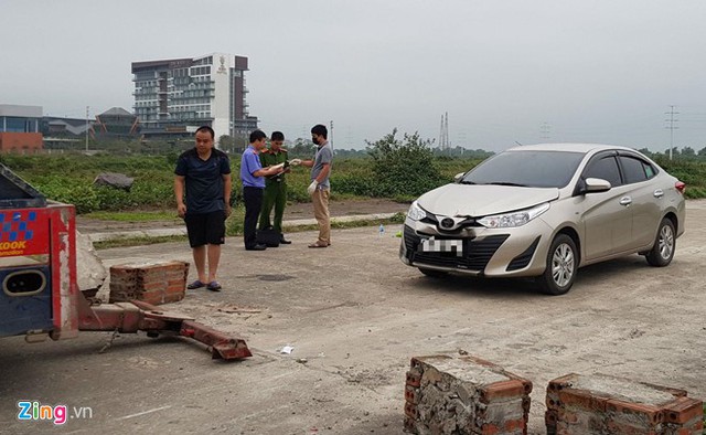 Chiếc ôtô liên quan đến vụ án tại hiện trường. Ảnh: Quỳnh An.Níu kéo bạn gái cũ bất thành, dùng kéo sát hại