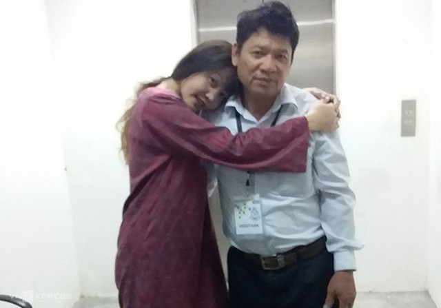 Ông Thạnh và con gái Đoàn Thị Hương tại phiên toà ở Malaysia. Ảnh: NVCC.