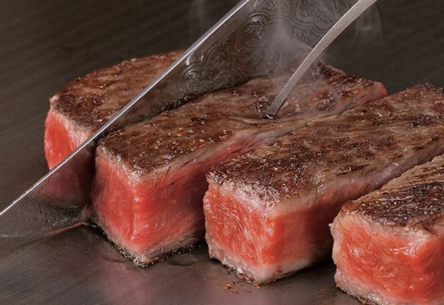 
Nguyên liệu trong hộp cơm siêu đắt đỏ này được làm từ thịt bò wagyu - loại thịt bò nổi tiếng ở Nhật Bản...
