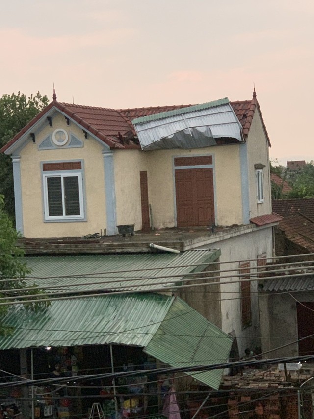 Ông Nguyễn Ngọc Anh - Chủ tịch UBND xã Xuân Phổ cho biết, trên địa bàn xã hơn 80 ngôi nhà bị tốc mái, một cột điện cao thế bị gãy. Sau khi nhận được tin báo từ người dân chính quyền địa phương đã có mặt thống kê thiệt hại, cùng dân khắc phục sự cố.