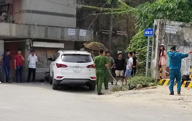 
Cảnh sát khám nghiệm hiện trường Ngọc và Lâm ngã. Ảnh: Pháp luật TP HCM.
