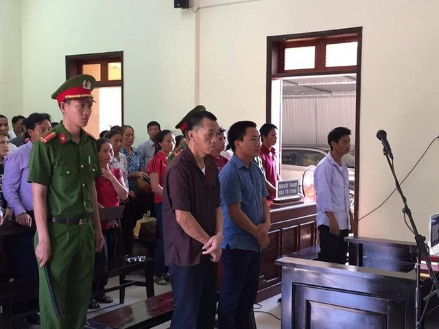 
Hai cha con bị cáo Mạnh và Văn tại toà. Ảnh: P.VINH
