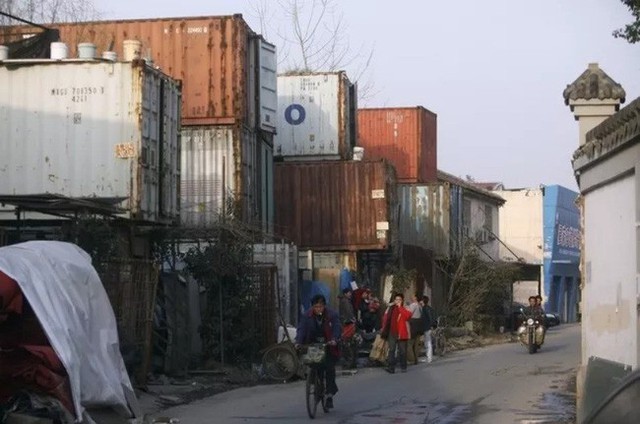 
Một cụm các căn hộ từ thùng container ở ngoại ô Thượng Hải. Chủ trọ tính phí 500 nhân dân tệ (khoảng 1,7 triệu đồng) mỗi tháng cho mỗi container.

