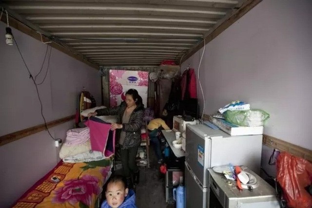 
Hai mẹ con sống trong một căn hộ container ở ngoại ô Thượng Hải.
