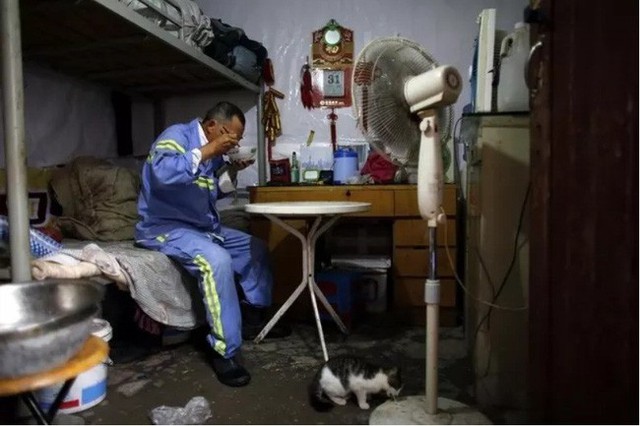 
Dai Yusheng và vợ làm công nhân vệ sinh ở quận Hồng Khẩu, Thượng Hải. Ông kiếm được 14 nhân dân tệ (khoảng 48.000 đồng) mỗi giờ và sống trong một căn hộ không cửa sổ dưới lòng đất.
