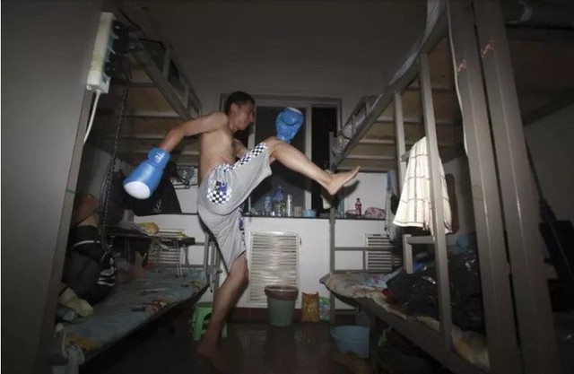 
Nam sinh viên mới tốt nghiệp tập kickboxing trong phòng trọ ở Bắc Kinh, sống cùng anh trong căn phòng chật hẹp là 3 người khác.
