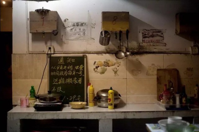 
Trong khu bếp chung của một chung cư ở phía tây Bắc Kinh, chủ nhà đăng thông báo thu tiền thuê: Bắt đầu từ tháng 8, hạn nộp tiền thuê nhà là ngày đầu tháng. Người mới thuê được miễn.
