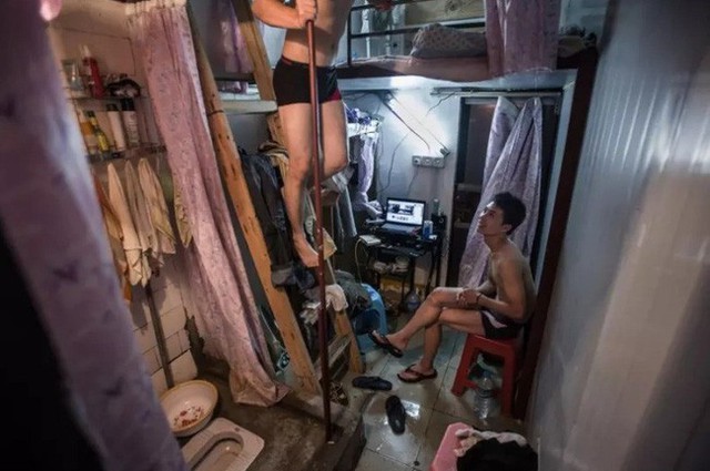 
Hai nhân viên của một công ty vật liệu xây dựng thuê chung một phòng trọ ở thành phố Vũ Hán. Nhà tắm với vòi hoa sen và bệ xí ngồi xổm nằm ngay dưới chân chiếc thang dẫn lên chiếc giường tầng trên.
