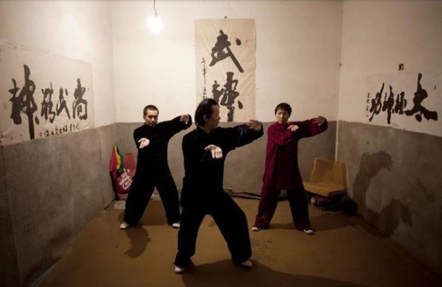 
Võ sư Yan dạy và luyện võ trong một khu tầng hầm với 130 phòng trọ.
