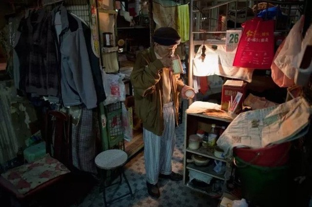 
Cụ ông Leung Shu, 78 tuổi, sống chung phòng với 4 người khác trong một căn hộ được ngăn cách như lồng chim ở Hong Kong.
