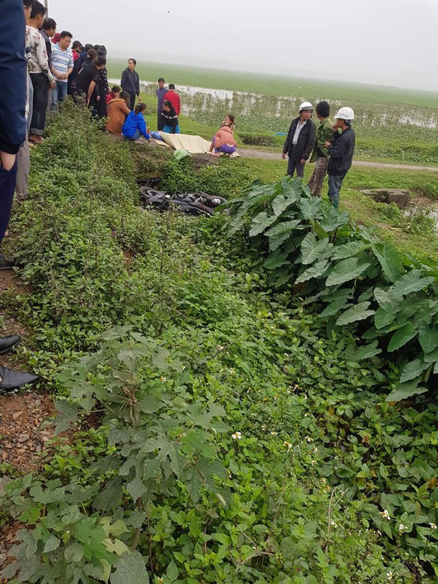 Nam thanh niên tử vong tại bờ mương thuộc cánh đồng thôn Trung. Ảnh:H.T