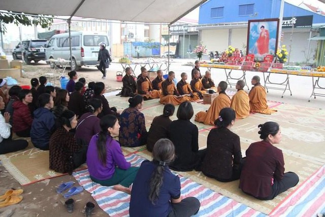 
Chiều 27/3, nhà sư, Phật tử tổ chức tụng kinh niệm Phật, cầu siêu cho các nạn nhân tại hiện trường vụ tai nạn.
