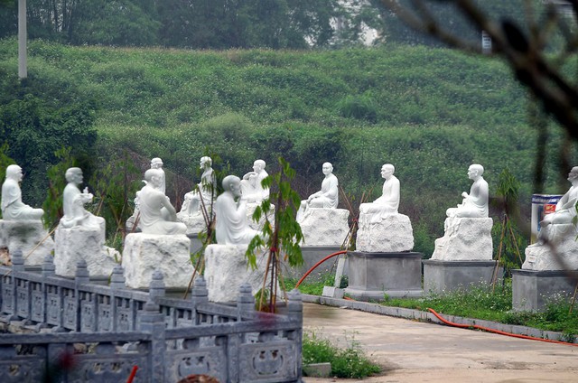Vườn tượng La Hán tại chùa Khánh Long có tổng 18 pho được làm bằng đá ngọc trắng nguyên khối do các Phật tử đóng góp. Vườn tượng là điểm nhấn cho Phật tử, du khách đến với ngôi chùa, tuy nhiên vào cuối tháng 3/2018 vừa rồi Nhà chùa bất ngờ phát hiện 12 pho bị kẻ xấu phá hoại.