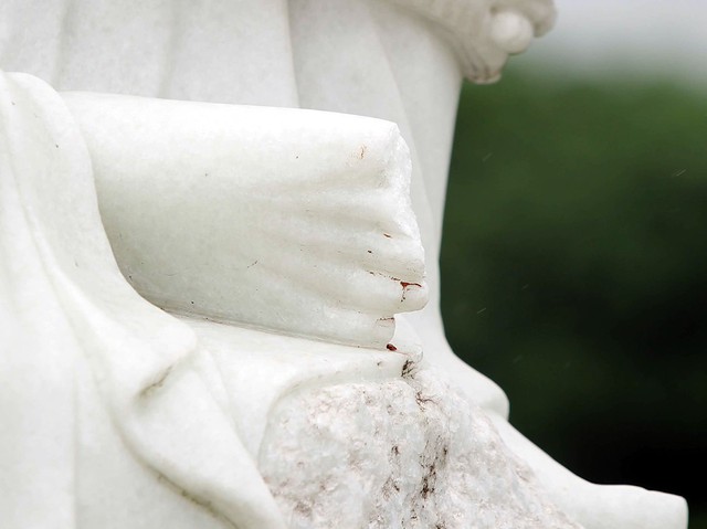 Ở một pho tượng La Hán, vết mùn của viên gạch vẫn vương lại.