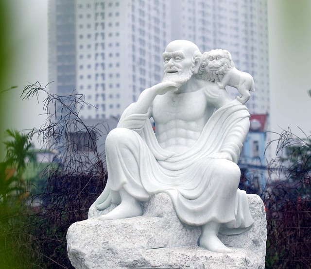 Những pho tượng La Hán được làm bằng đá ngọc trắng nguyên khối với sự kỳ công, tỉ mỉ từ các nghệ nhân chế tác.