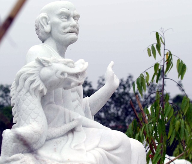 Một pho tượng La Hán bị kẻ xấu dùng gạch đập cụt bàn tay.