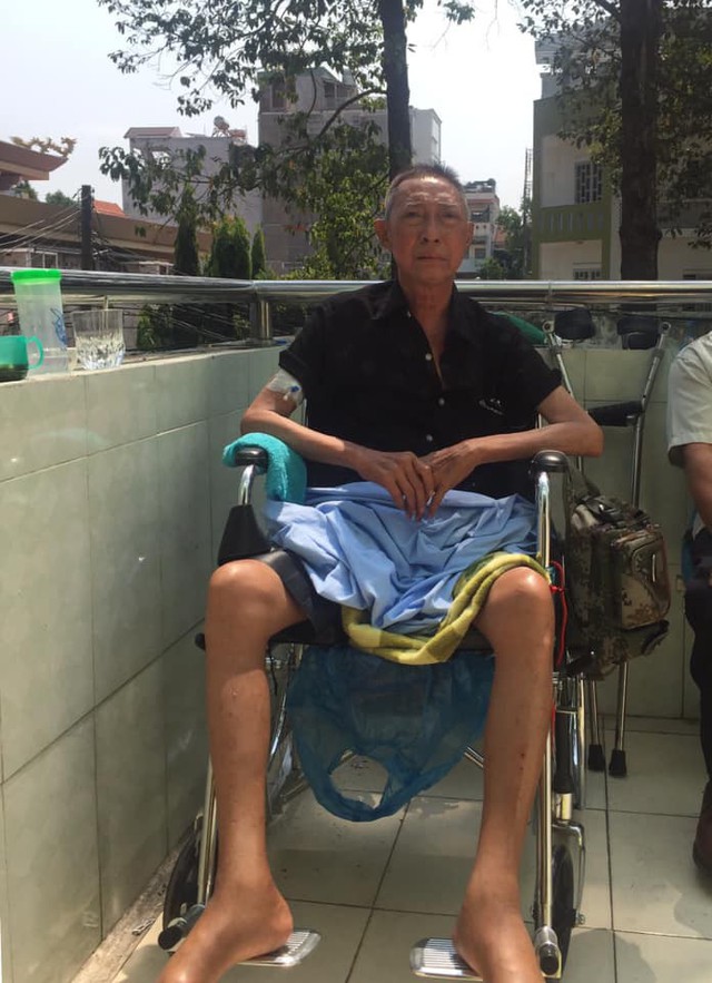 Nghệ sĩ Lê Bình phải ngồi xe lăn do liệt nửa người, hai chân sưng phù sau khi tế bào ung thư đã di căn tới tuỷ.