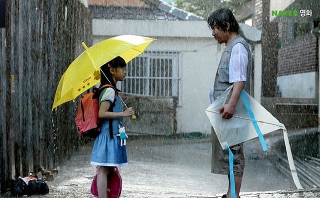 Hình ảnh trong bộ phim Hàn Quốc “Hope, dựa trên vụ án có thật về tên tội phạm ấu dâm Jo Doo Soon, 57 tuổi, cưỡng hiếp tàn bạo bé Na-young (8 tuổi) khi em đang trên đường đến trường. Việc kẻ ấu dâm chỉ bị án 12 năm tù khiến dư luận phẫn nộ.