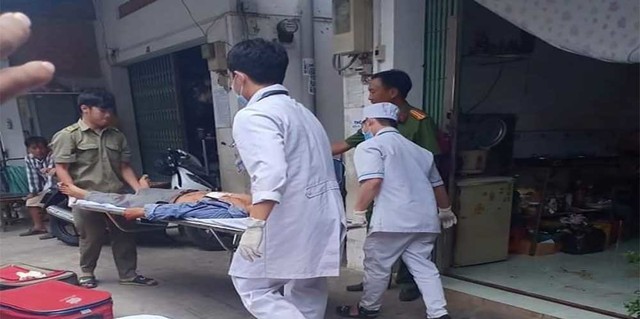 
Người chồng bị thương tích nặng được đưa đi cấp cứu
