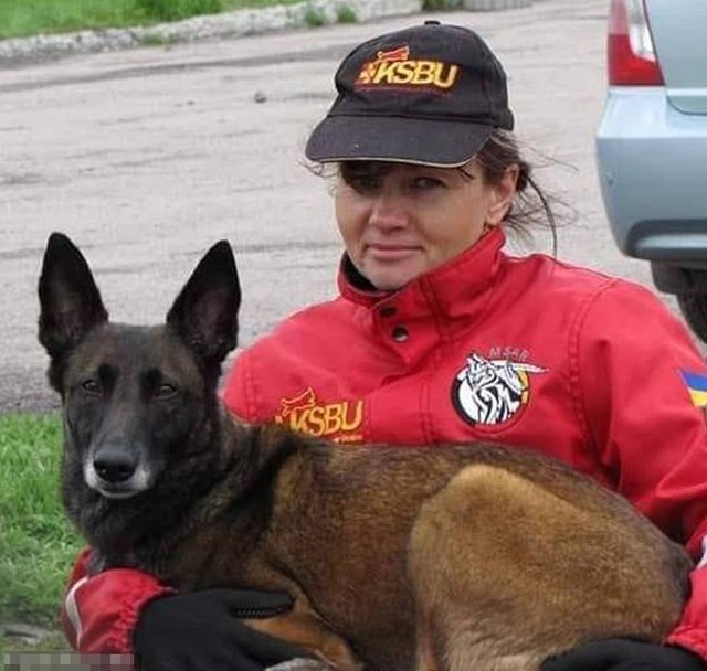 Huấn luyện chó Larisa Borysenko và con chó Sparky ở Ukraine. Ảnh: FB.