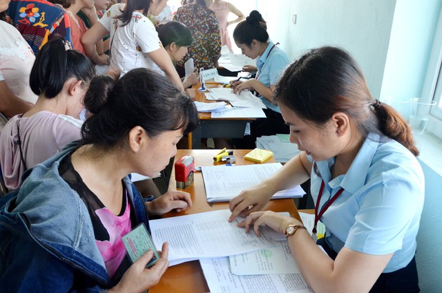 Cán bộ Trung tâm Dịch vụ việc làm Quảng Ninh trả quyết định trợ cấp thất nghiệp cho lao động Công ty TNHH Everbest Việt Nam chi nhánh Cẩm Phả. Ảnh: P.Thuý
