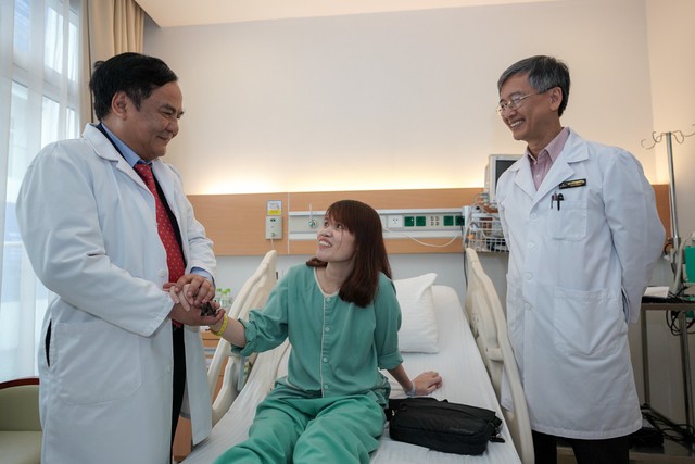 
GS Bùi Đức Phú thăm hỏi bệnh nhân Vi Thị Tân trong ngày ra viện
