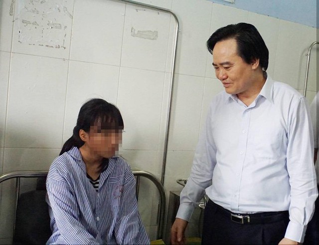 Bộ trưởng Bộ Giáo dục và Đào tạo Phùng Xuân Nhạ thăm hỏi, động viên H.Y, ngày 31/3. Ảnh:N.S.
