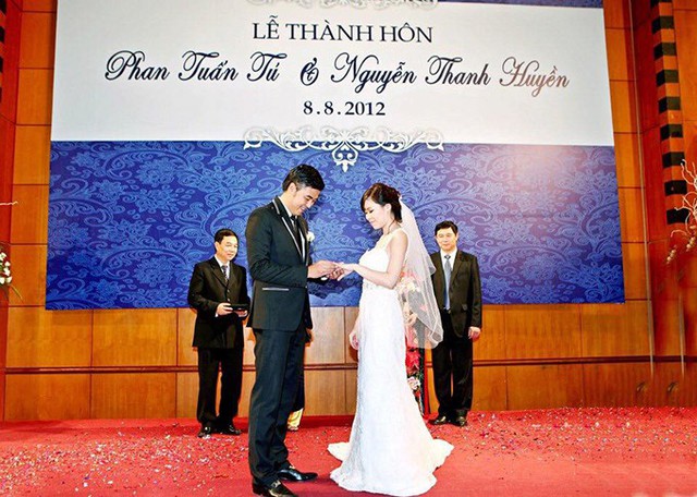 Tuấn Tú kết hôn với bà xã Thanh Huyền tháng 8/2012.