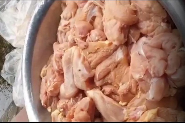 Hình ảnh thịt gà ôi thiu phụ huynh chia sẻ trên mạng xã hội. Ảnh: PHCC.