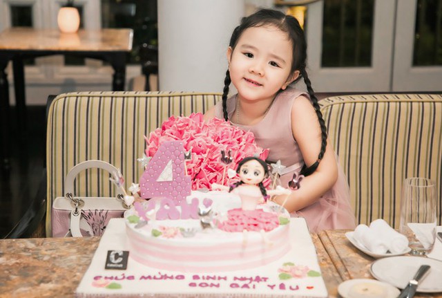 Con gái Trang Nhung vừa tròn 4 tuổi. Cô bé có mái tóc dài, gương mặt giống bố nhưng tính cách điệu đà, lí lắc giống mẹ.