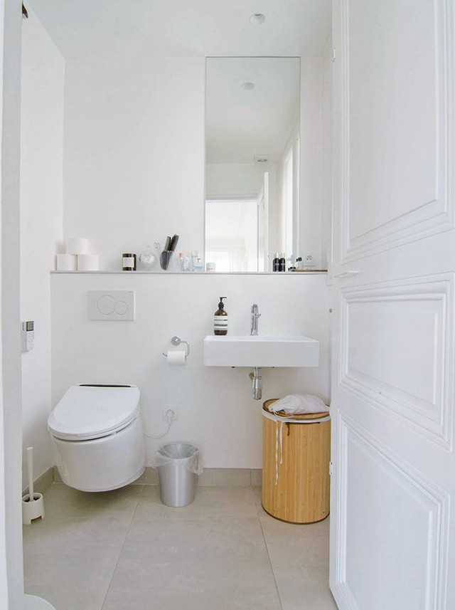 
Phòng vệ sinh màu trắng làm tông chủ đạo với gương mở rộng không gian. Nội thất trắng đẹp tinh tế giúp không gian thêm hiện đại.
