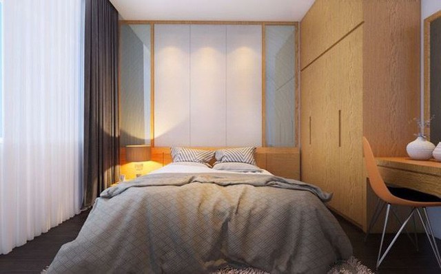 Phòng ngủ cùng sàn gỗ, thảm trải sàn, hệ thống tủ kệ đơn giản nhưng vô cùng tiện dụng.
