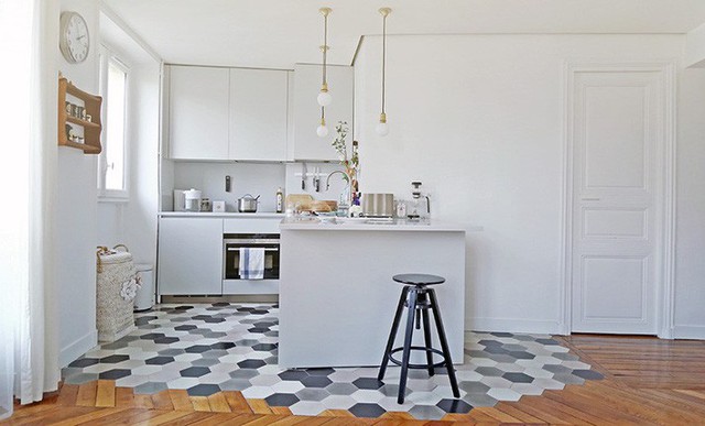 
Sàn gạch đen xám hình lục giác tạo điểm nhấn đặc biệt cho khu bếp.
