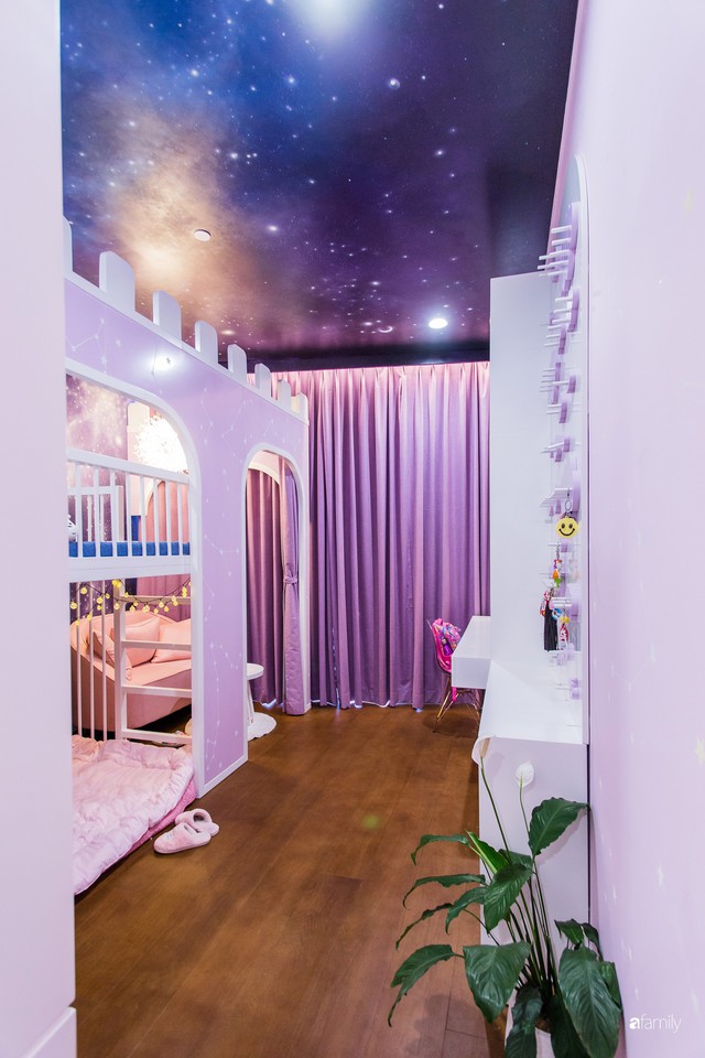 
Phòng của Bơ được cô bé thiết kế trên ý tưởng lâu đài hồng, trần nhà là dải ngân hà có những ngôi sao phản quang.
