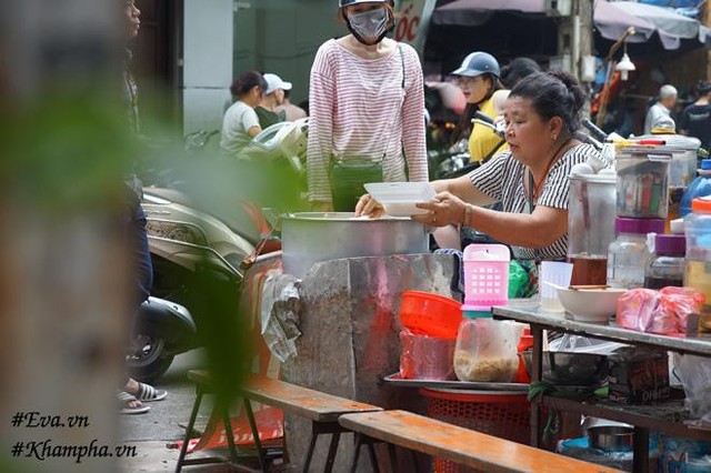 Hầu hết mọi người đến đây đều mua mang về vì không thuận tiện để xe và chỗ ngồi. Nếu ngồi ăn tại đây chỉ vừa đủ cho 2 người mà thôi.