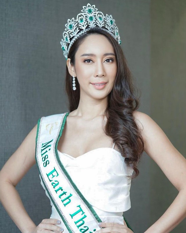 27 tuổi, người đẹp Nampetch Teeyapar bất ngờ được bổ nhiệm thành Hoa hậu Trái đất Thái Lan 2019. Cô chính thức trở thành đại diện của Thái Lan tại cuộc thi Hoa hậu Trái đất 2019.