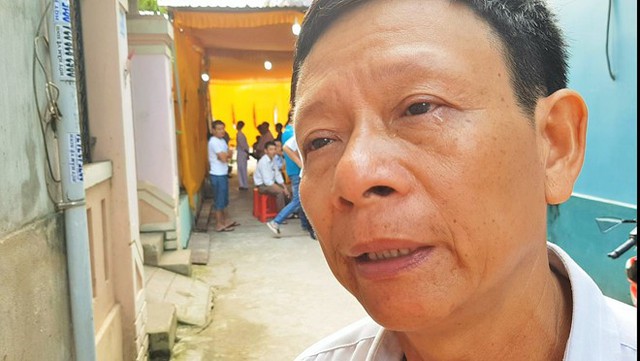 Ông Mai Xuân Đề khóc thương con trai của mình.
