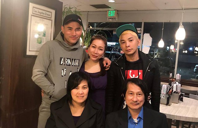 Leon Vũ và Andy Thái (bìa phải) gặp anh chị tư của nghệ sĩ Anh Vũ tại California (Mỹ) tối 3/4.