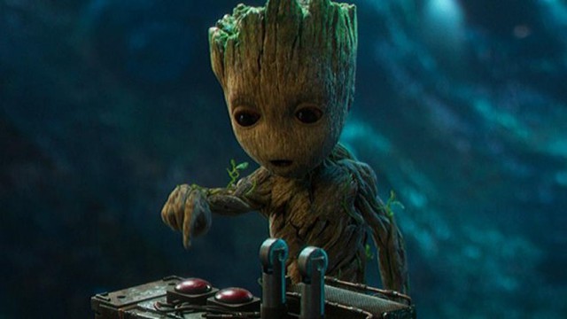 Vin Diesel phải ghi lại lời thoại &ldquo;I am Groot&rdquo; 1.000 lần bằng nhiều thứ tiếng: Chắc hẳn, sẽ c&oacute; nhiều người nghĩ nhiệm vụ của Vin Diesel trong phim thật dễ d&agrave;ng. Anh chỉ cần đọc một lời thoại &ldquo;I am Groot&rdquo;. Thực tế th&igrave; nam diễn vi&ecirc;n đ&atilde; phải thực hiện khoảng 1.000 bản ghi &acirc;m cho lời thoại n&agrave;y. Mục đ&iacute;ch l&agrave; để cho ra nhiều sắc th&aacute;i cảm x&uacute;c, gi&uacute;p nh&agrave; sản xuất c&oacute; lựa chọn ph&ugrave; hợp nhất. V&igrave; phim c&ograve;n c&ocirc;ng chiếu ở c&aacute;c quốc gia kh&aacute;c nhau n&ecirc;n Vin cũng phải đọc c&acirc;u thoại &ldquo;Im am Groot&rdquo; bằng nhiều ng&ocirc;n ngữ như tiếng Nga, tiếng Hoa, tiếng T&acirc;y Ban Nha, tiếng Đức, tiếng Ph&aacute;p&hellip;