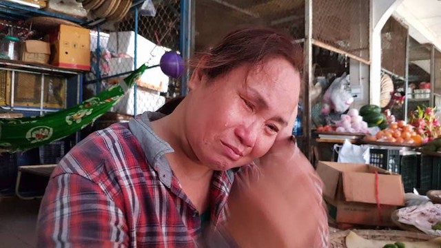 Bà Lê Thị Thiếp khóc giàn giụa. Bà không biết phải làm sao để cứu con, bù đắp cho gia đình bị hại.