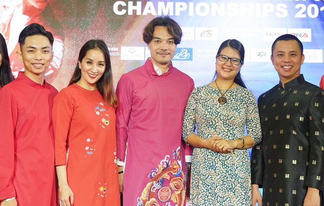 Vợ chồng Khánh Thi - Phan Hiền cùng Chí Anh chụp hình với các vị khách trong chương trình.