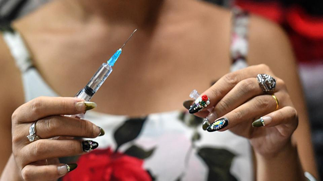 Người ti&ecirc;m hormone chuyển giới c&oacute; thể đối diện với nhiều nguy cơ về sức khoẻ. Ảnh: AFP