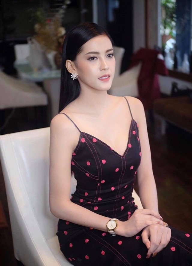 Hiện tại, cô đang theo học ngành quản trị kinh doanh tại Vientiane. Ngoài ra, 9X còn làm người mẫu cho nhiều show diễn và thường xuyên xuất hiện trên các tạp chí của đất nước triệu voi.