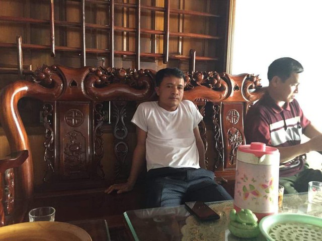 Ông Nguyễn Văn Thuận (áo trắng) là người đánh con trai dã man phải nhập viện.